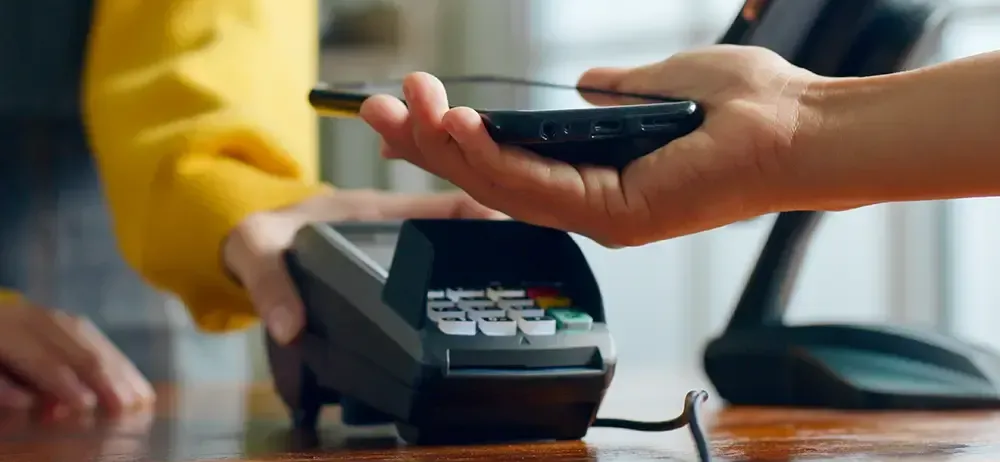 hand paying with phone